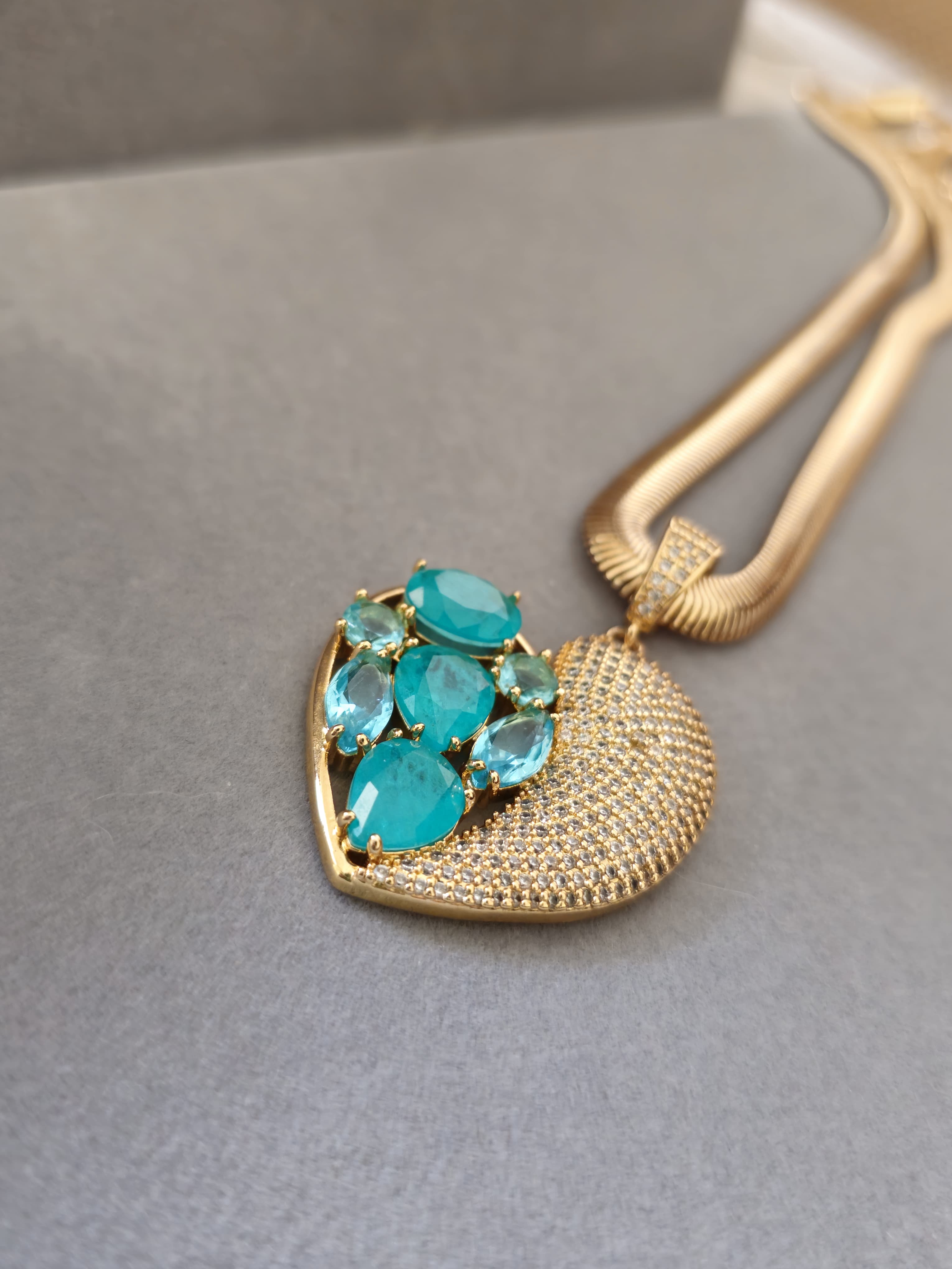 Colar Coração Cravejado: Brilho e Amor em Cada Detalhe ✨