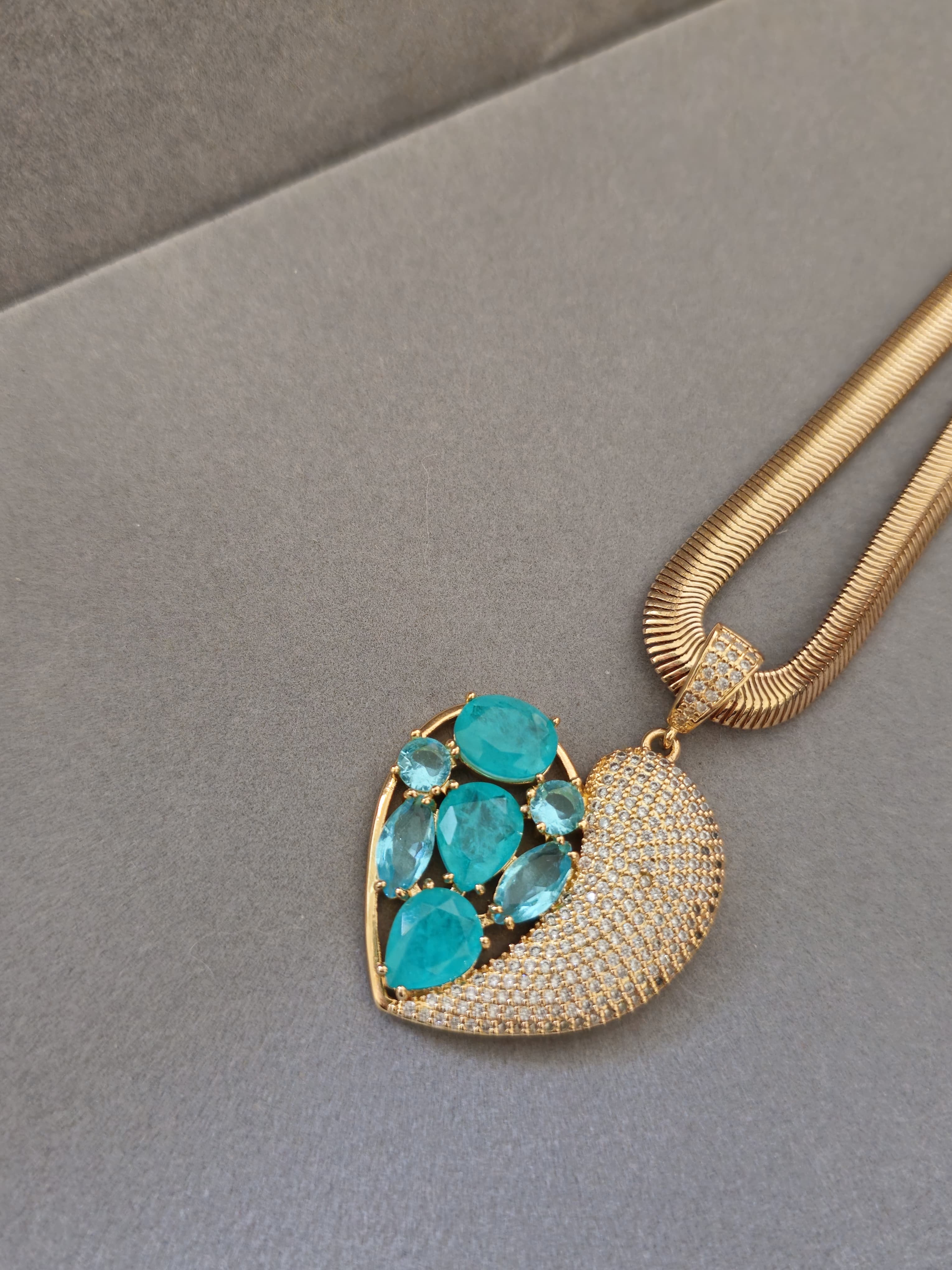 Colar Coração Cravejado: Brilho e Amor em Cada Detalhe ✨