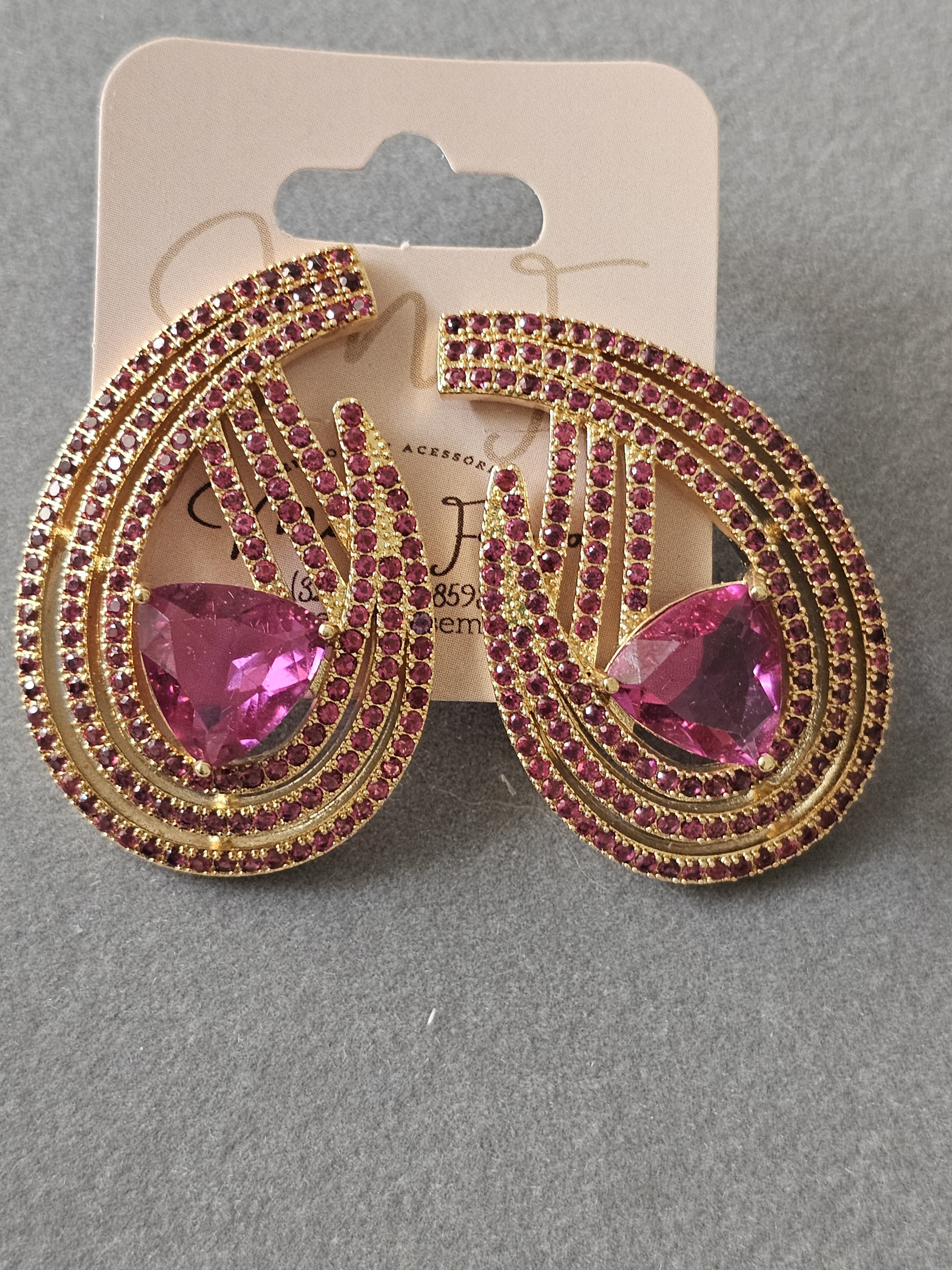 Brinco em forma de chama, com ametista e todo cravejado em quartzo negro, banhado a ouro 18k e com verniz antialérgico 🔥💜.