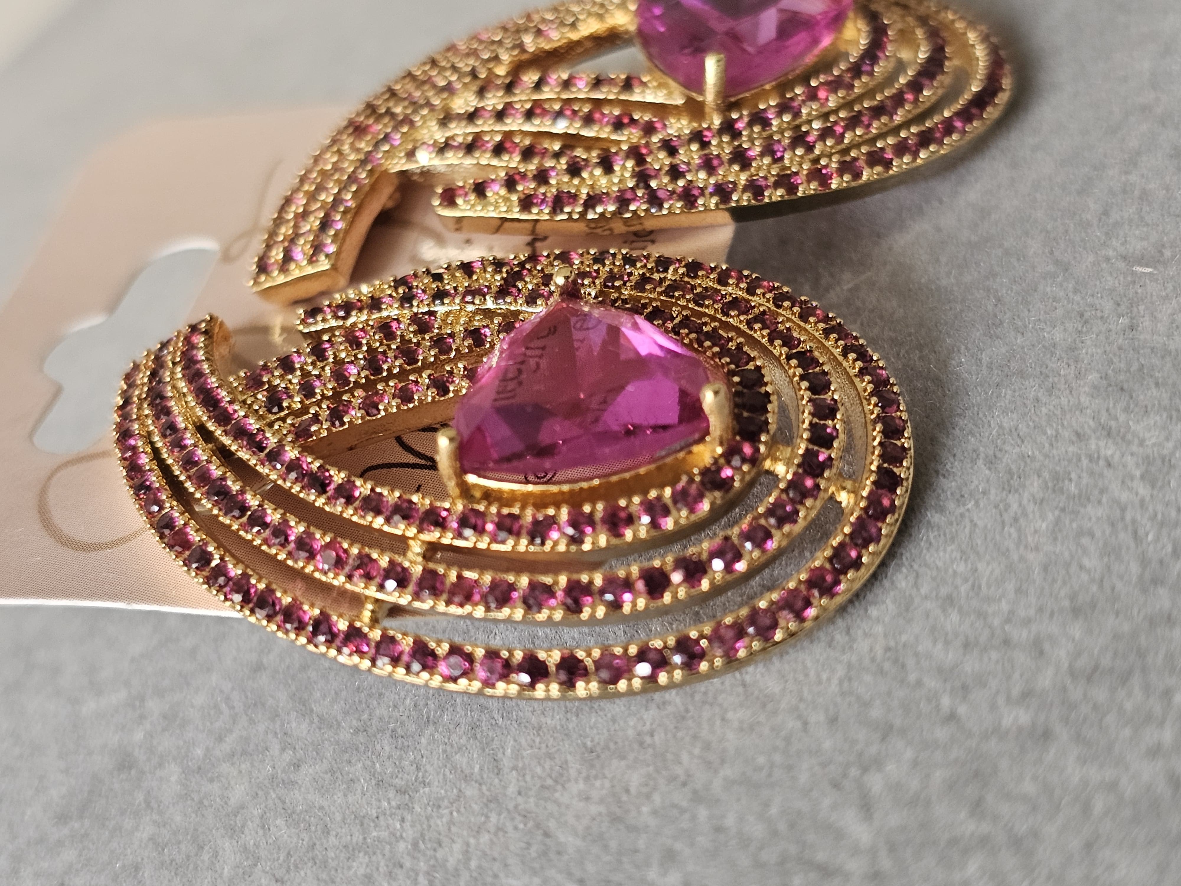 Brinco em forma de chama, com ametista e todo cravejado em quartzo negro, banhado a ouro 18k e com verniz antialérgico 🔥💜.