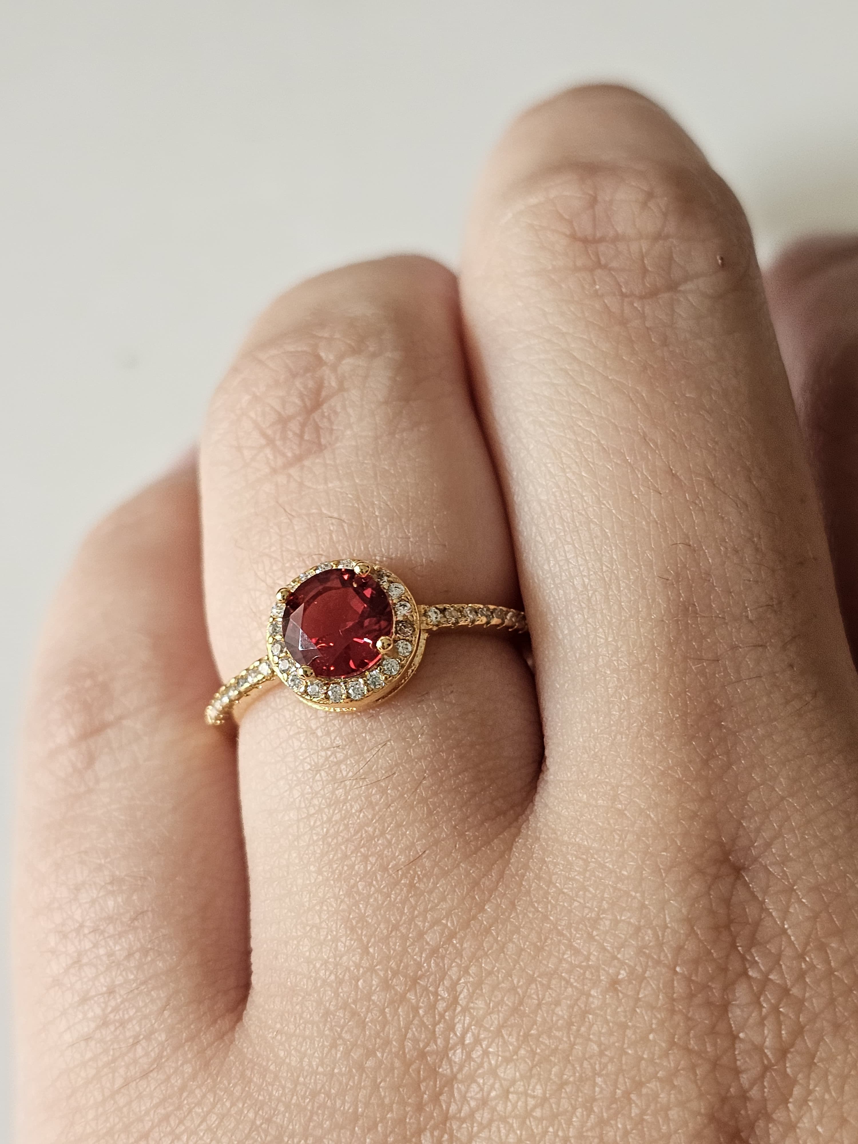 Anel de rubi, banhado a ouro 18k e com verniz antialérgico ❤️