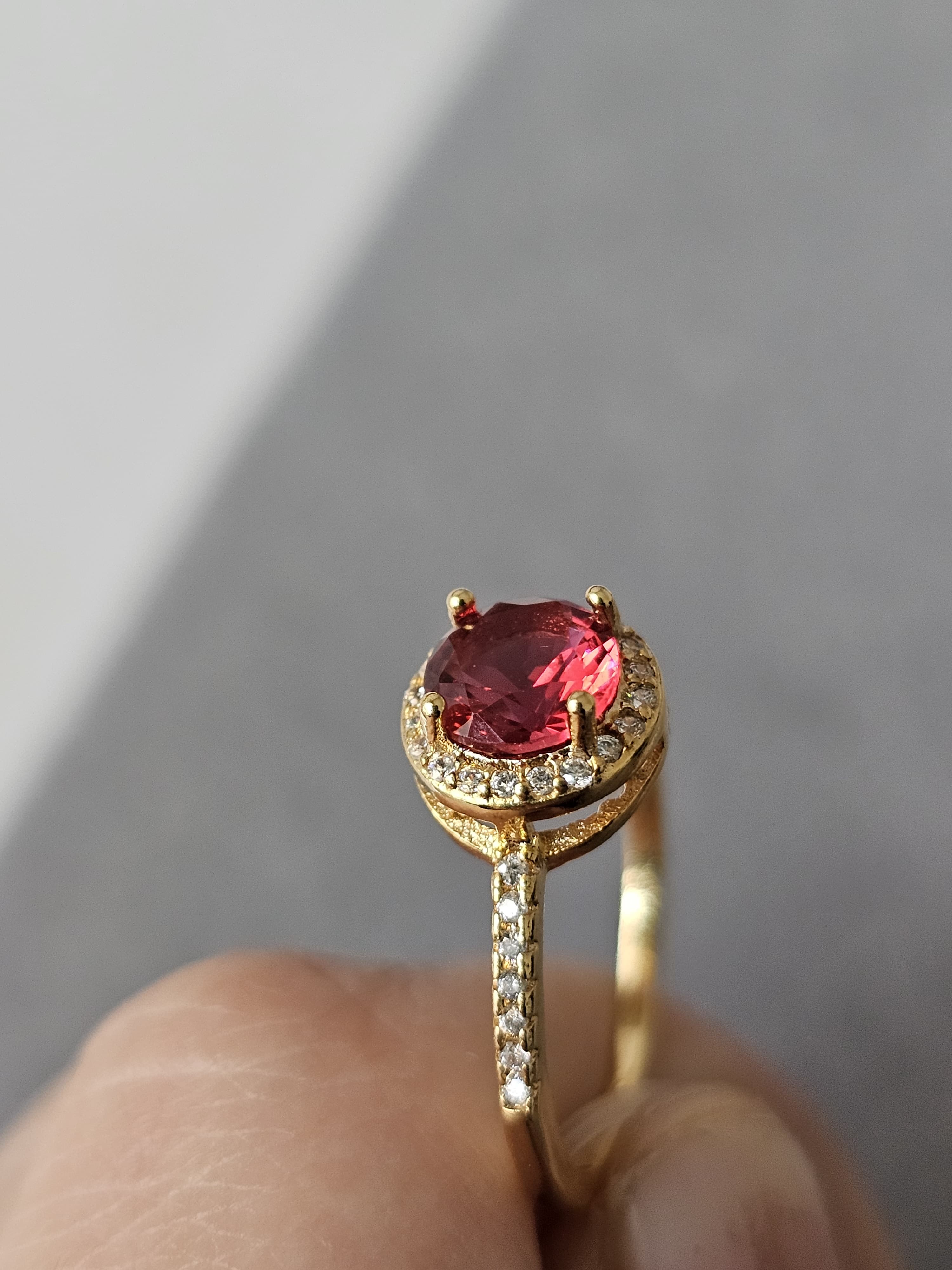 Anel de rubi, banhado a ouro 18k e com verniz antialérgico ❤️