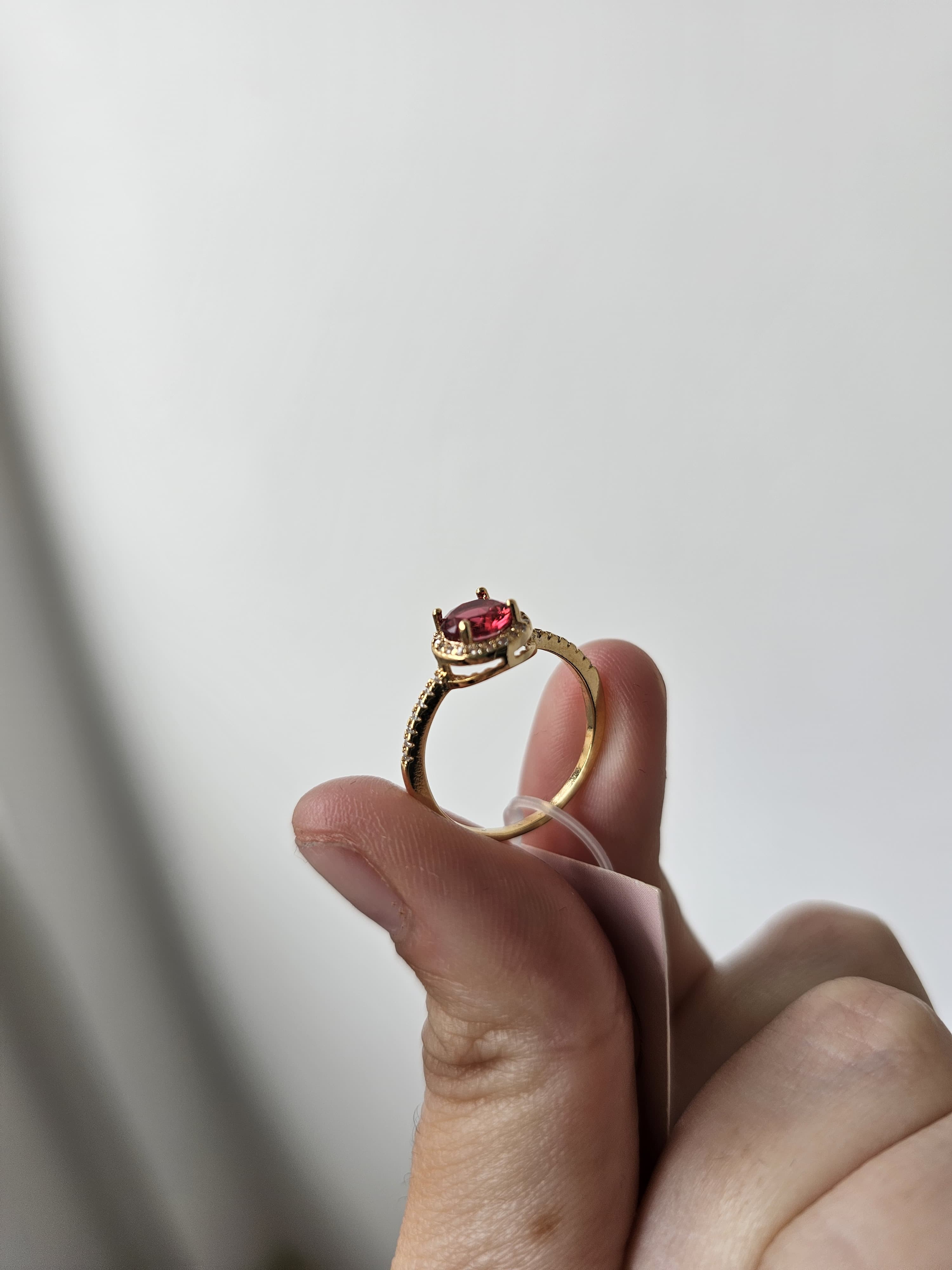 Anel de rubi, banhado a ouro 18k e com verniz antialérgico ❤️