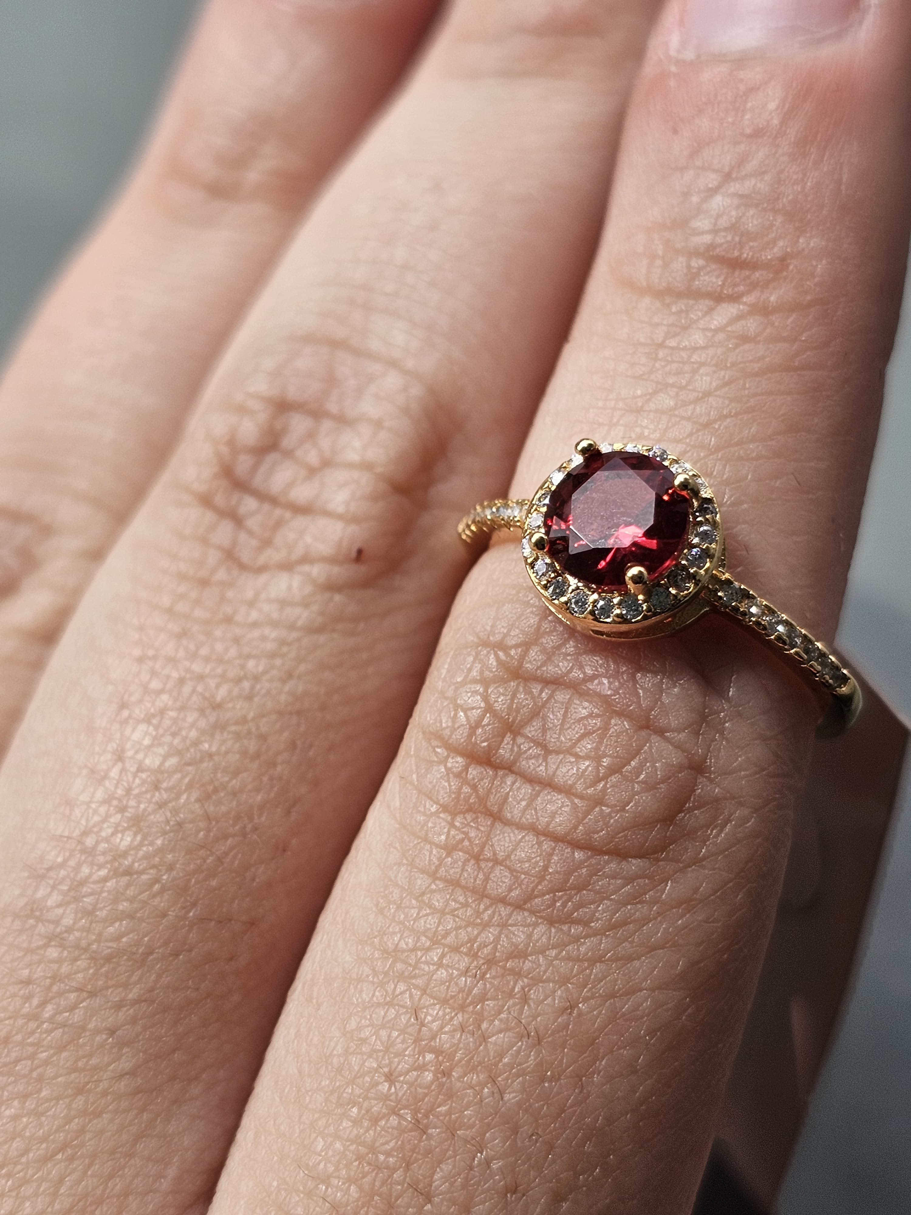 Anel de rubi, banhado a ouro 18k e com verniz antialérgico ❤️