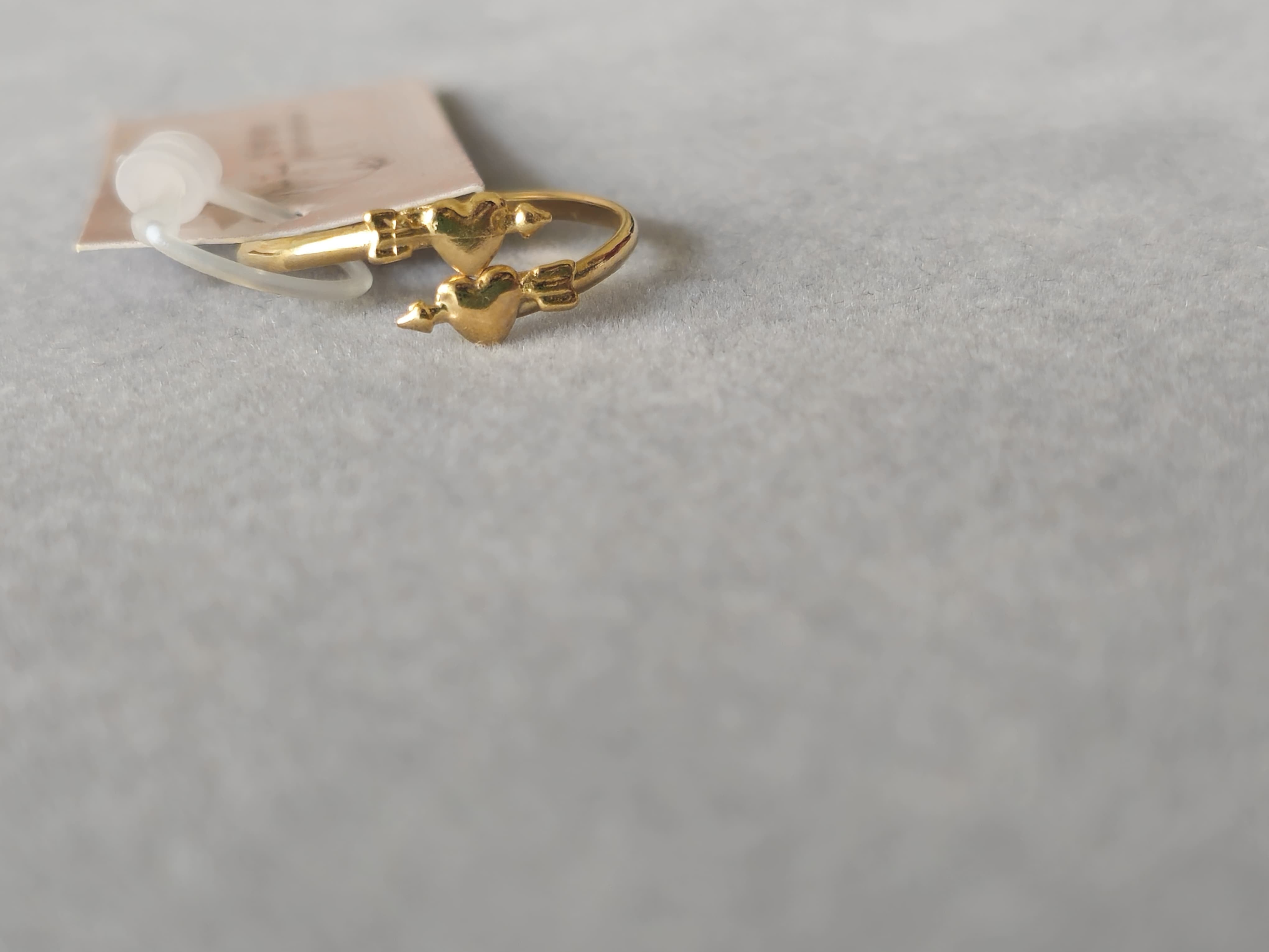 Anel regulável com pontos de luz, banhado a ouro 18k e com verniz antialérgico ✨💎.