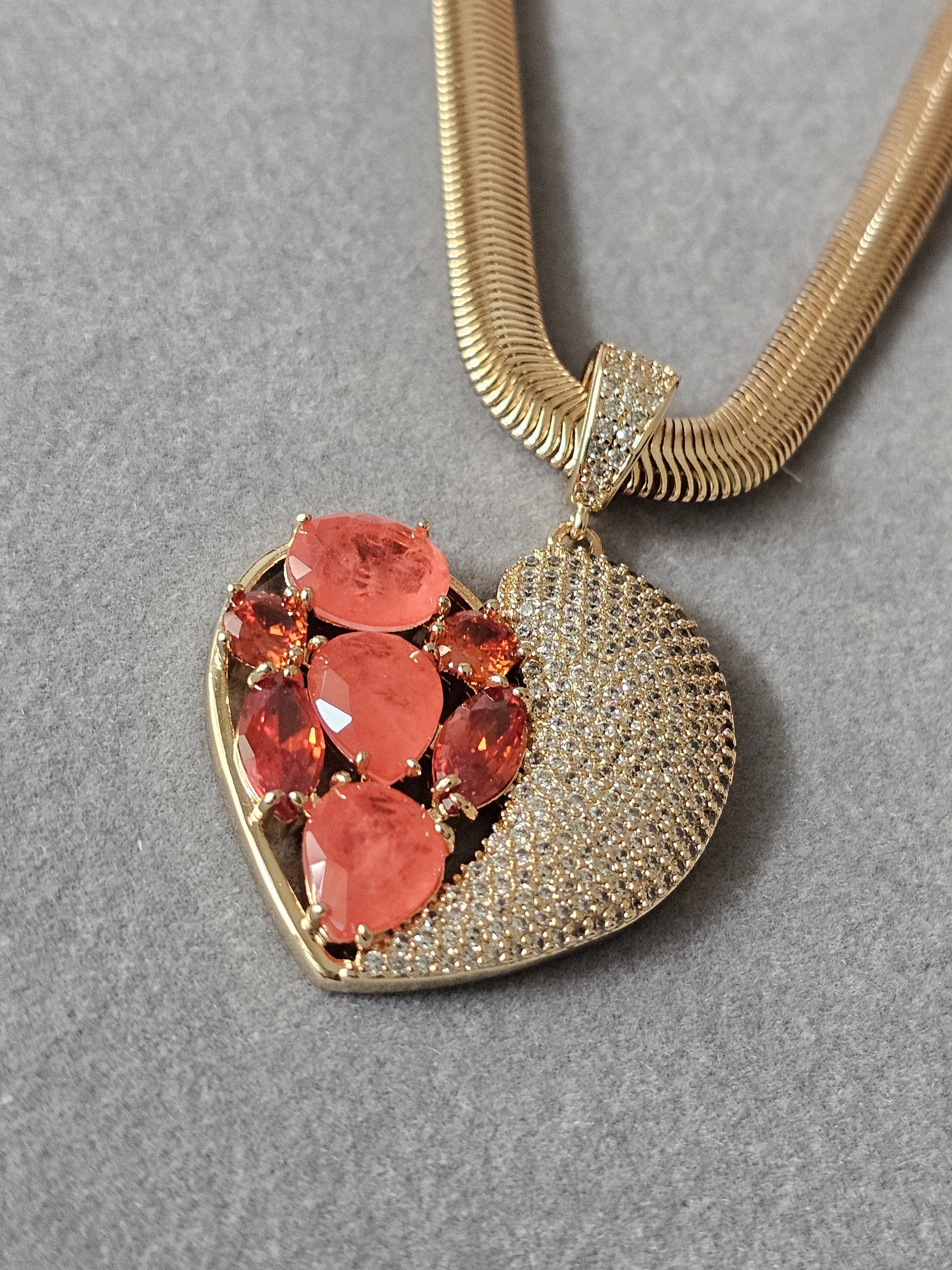 Colar Coração Cravejado em rubi: Brilho e Amor em Cada Detalhe ✨