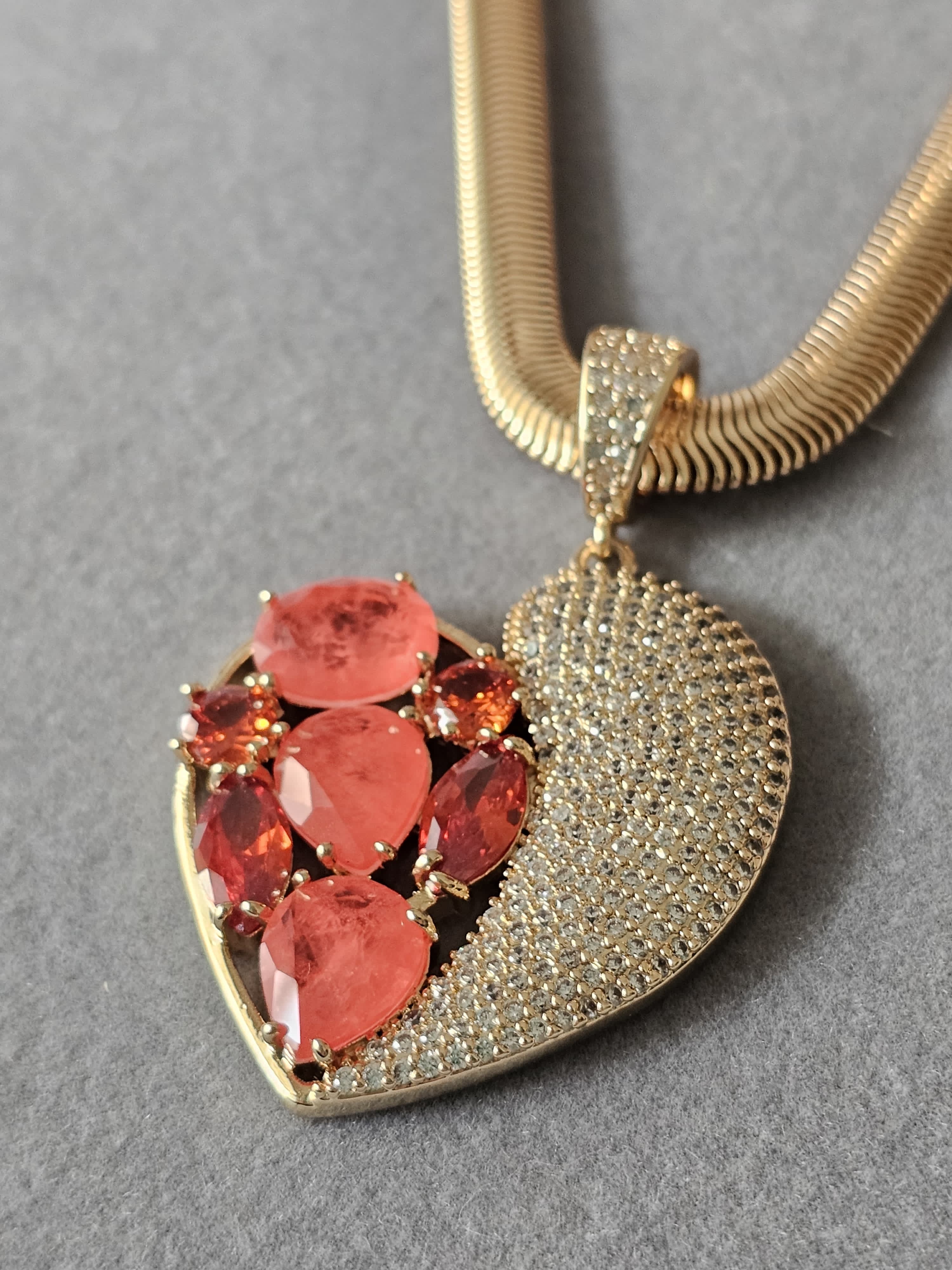 Colar Coração Cravejado em rubi: Brilho e Amor em Cada Detalhe ✨