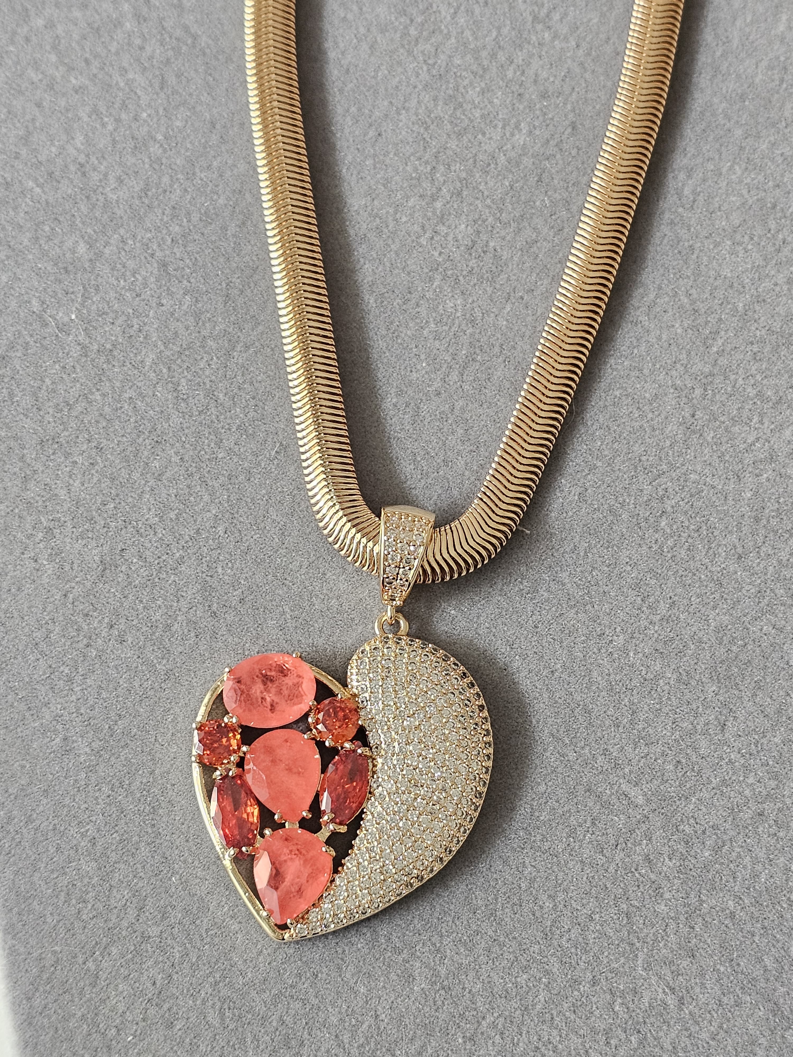 Colar Coração Cravejado em rubi: Brilho e Amor em Cada Detalhe ✨