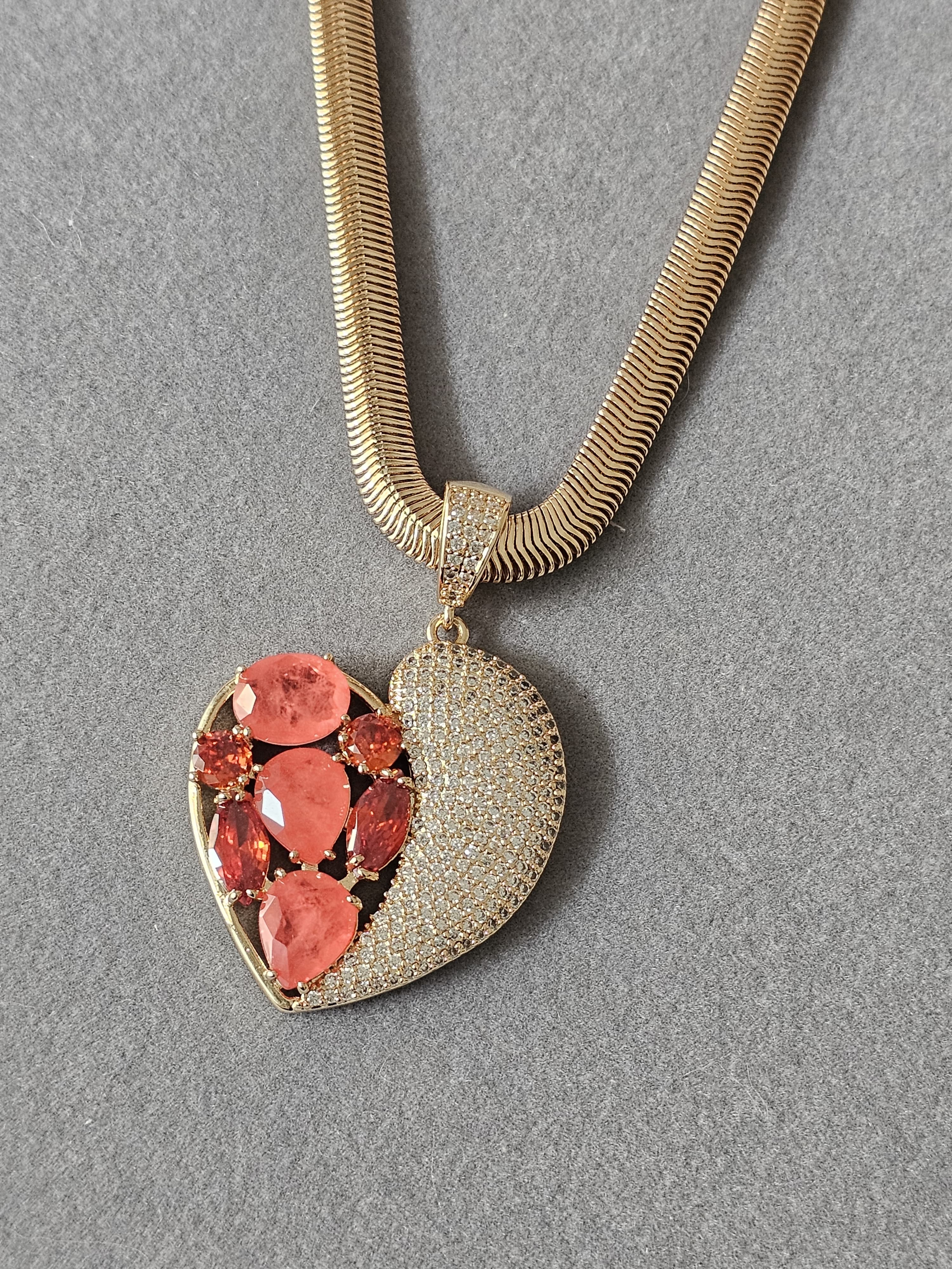 Colar Coração Cravejado em rubi: Brilho e Amor em Cada Detalhe ✨