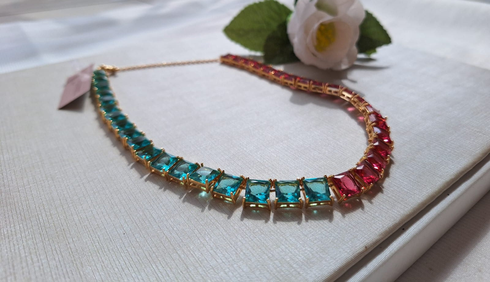 Choker cravejada em rubi e esmeralda, banhada a ouro 18k e com verniz antialérgico 💚✨.