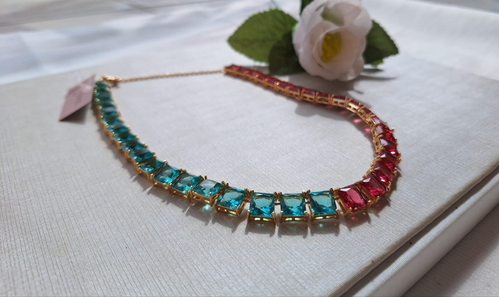 Choker cravejada em rubi e esmeralda, banhada a ouro 18k e com verniz antialérgico 💚✨.