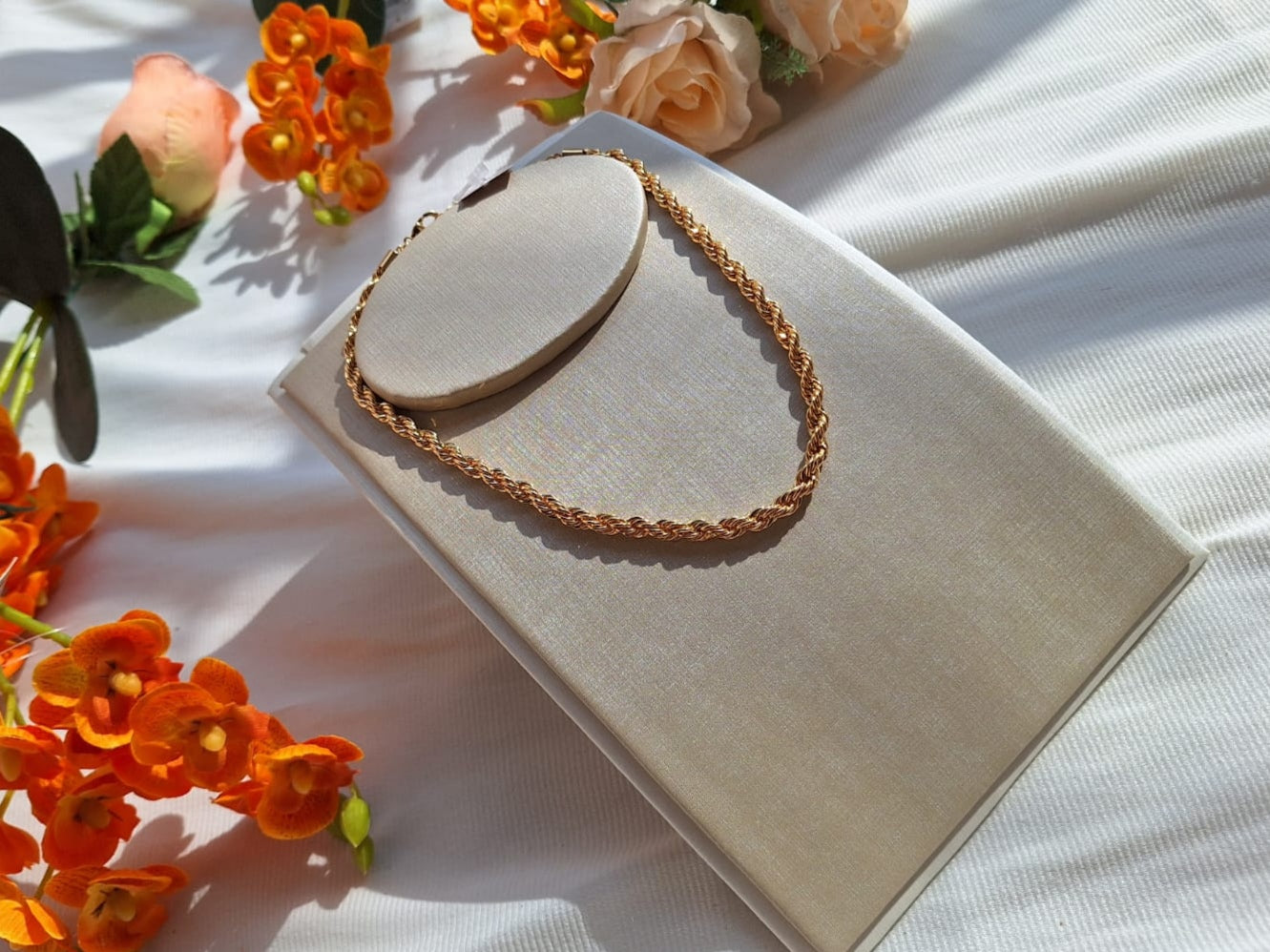 Choker espiral, banhada a ouro 18k e com verniz antialérgico ✨.