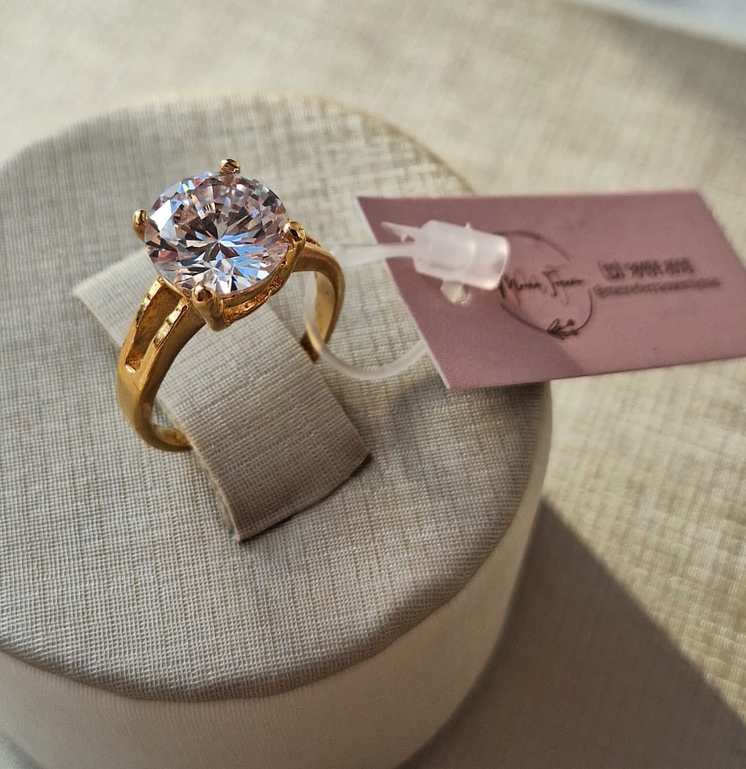 Anel de zircônia grande, banhado a ouro 18k e com verniz antialérgico 💎✨.  (Esse como vocês viram, tem 2 modelos de anéis, podem colocar como variação)