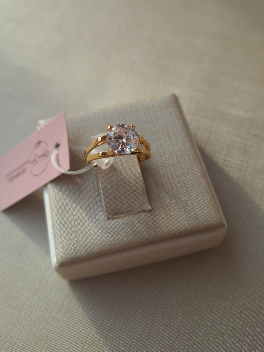 Anel de zircônia grande, banhado a ouro 18k e com verniz antialérgico 💎✨.  (Esse como vocês viram, tem 2 modelos de anéis, podem colocar como variação)