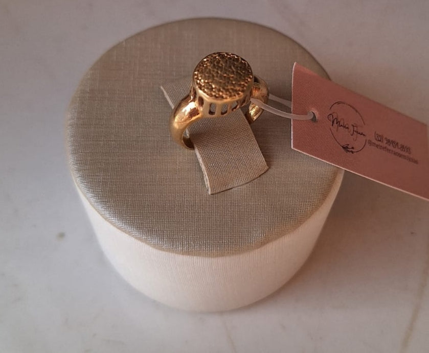 Anel banhado a ouro e verniz