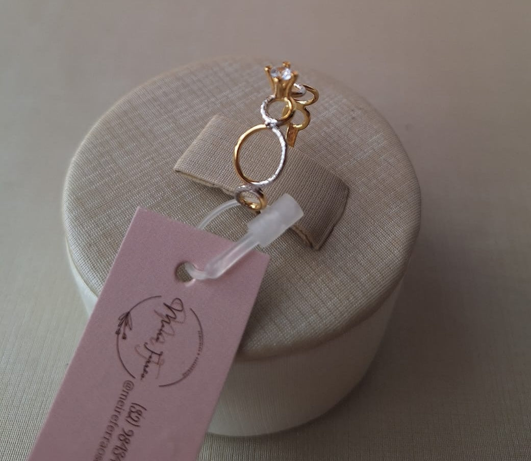 Anel com detalhes em prata e ponto de luz, banhado a ouro 18k e com verniz antialérgico ✨💍.