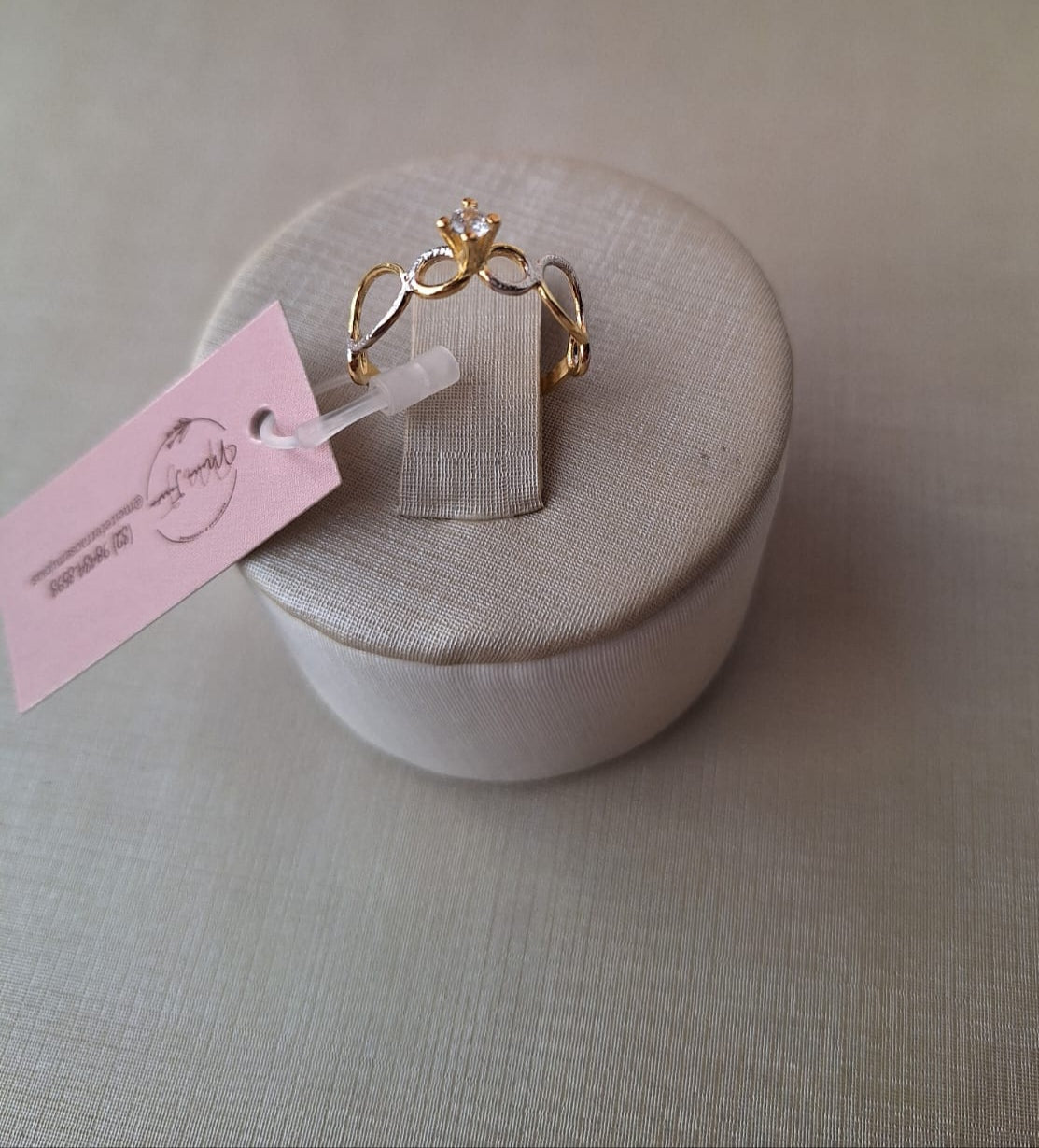 Anel com detalhes em prata e ponto de luz, banhado a ouro 18k e com verniz antialérgico ✨💍.