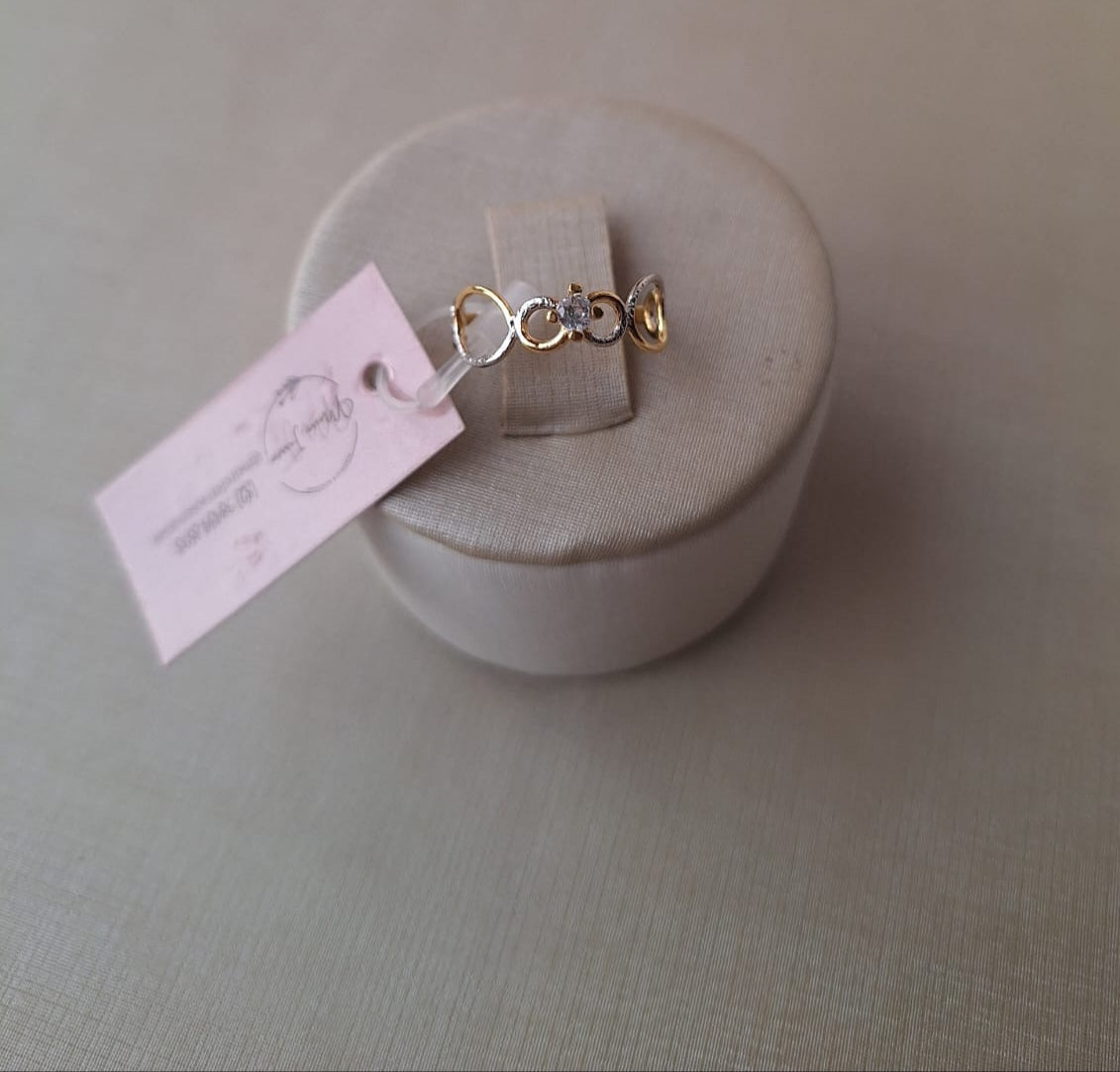 Anel com detalhes em prata e ponto de luz, banhado a ouro 18k e com verniz antialérgico ✨💍.