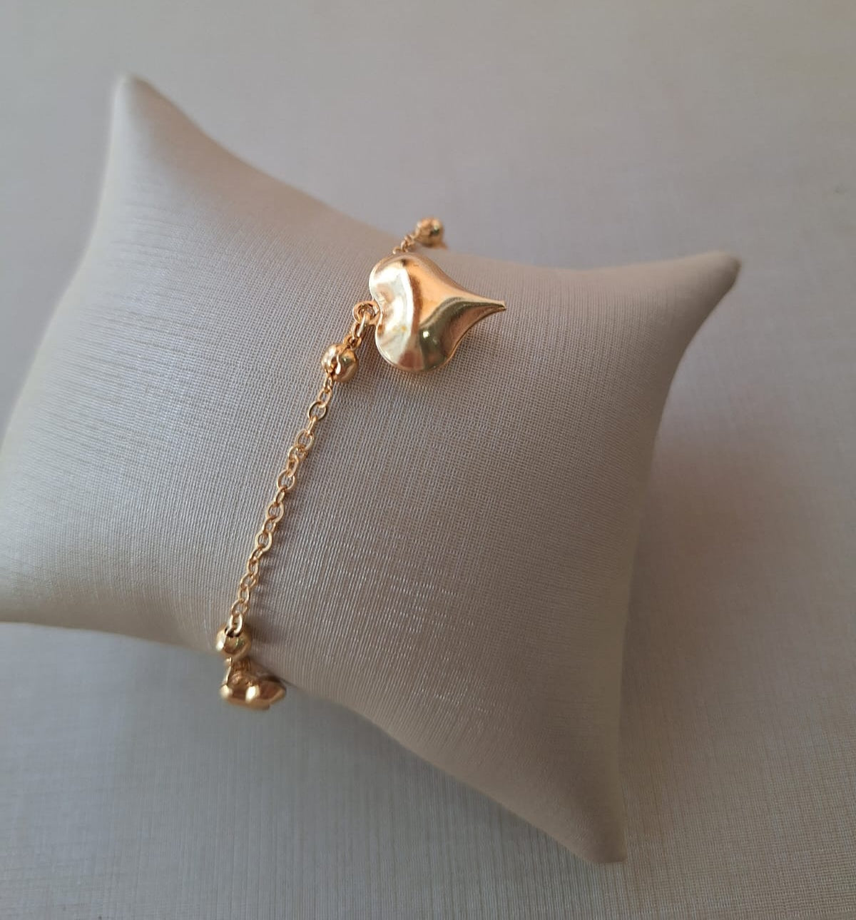 Pulseira de corações, banhada a ouro 18k e com verniz antialérgico 💖✨.