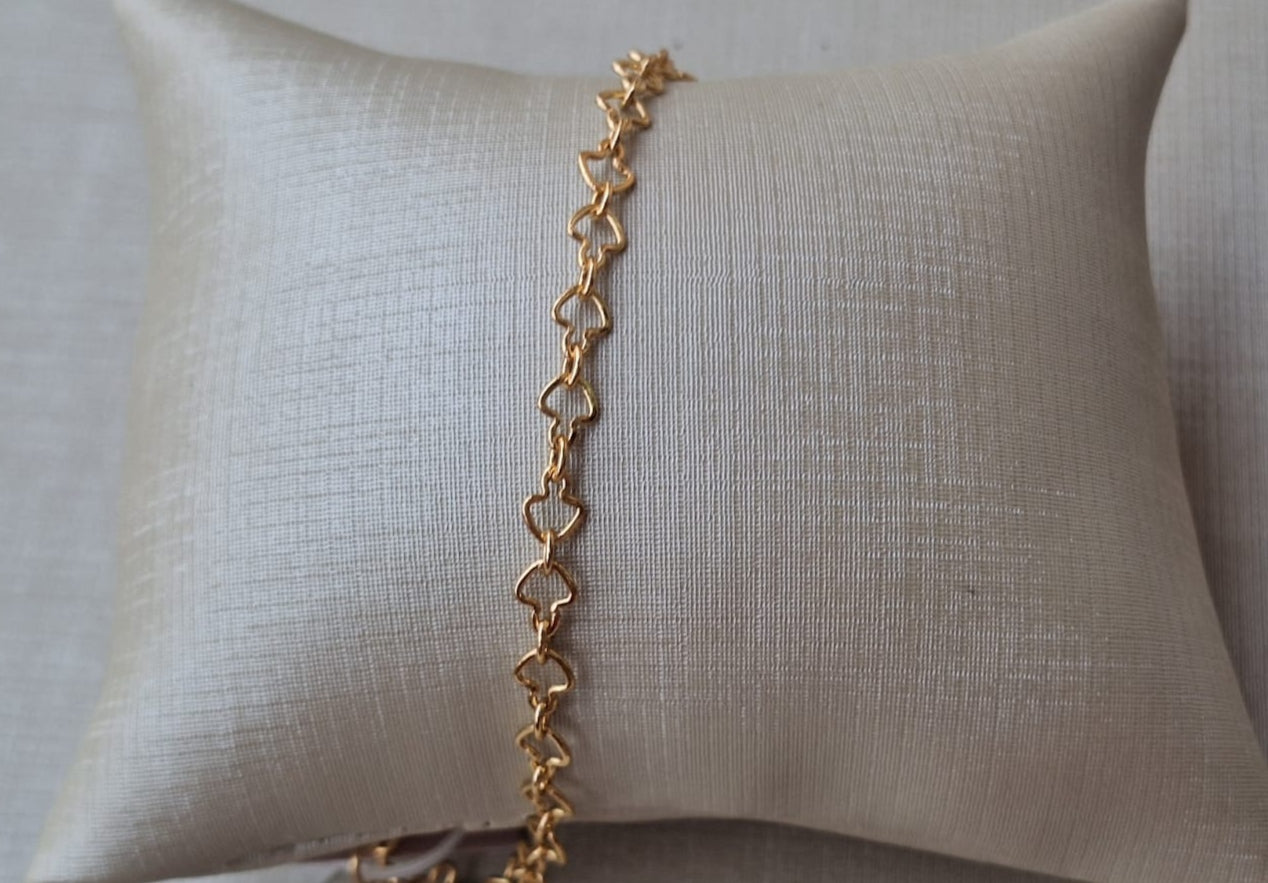 Pulseira de setas, banhada a ouro 18k e com verniz antialérgico 🏹✨.