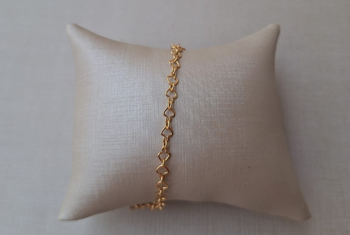 Pulseira de setas, banhada a ouro 18k e com verniz antialérgico 🏹✨.