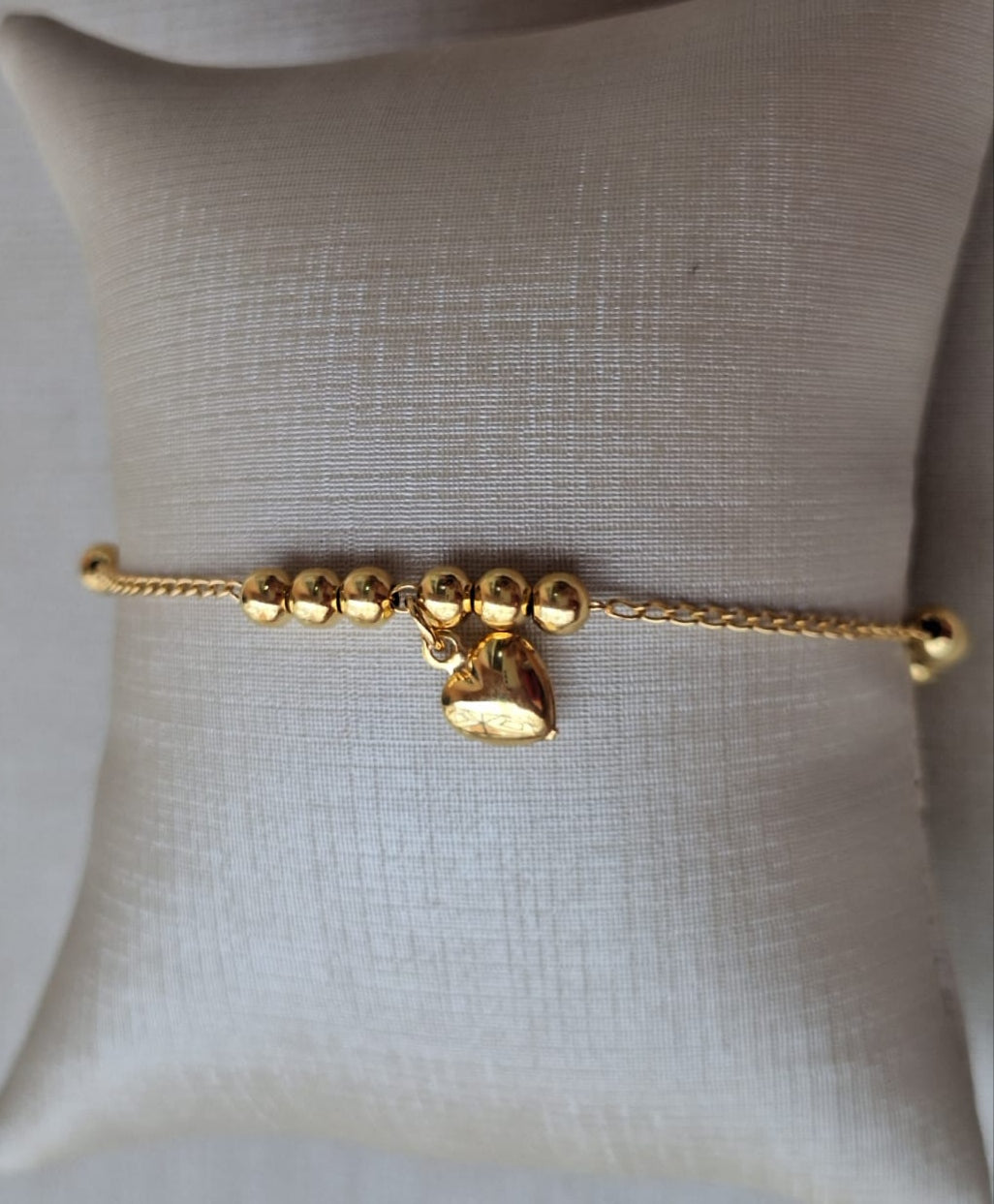 Pulseira de coração e bolinhas, banhada a ouro 18k e com verniz antialérgico 💖✨.