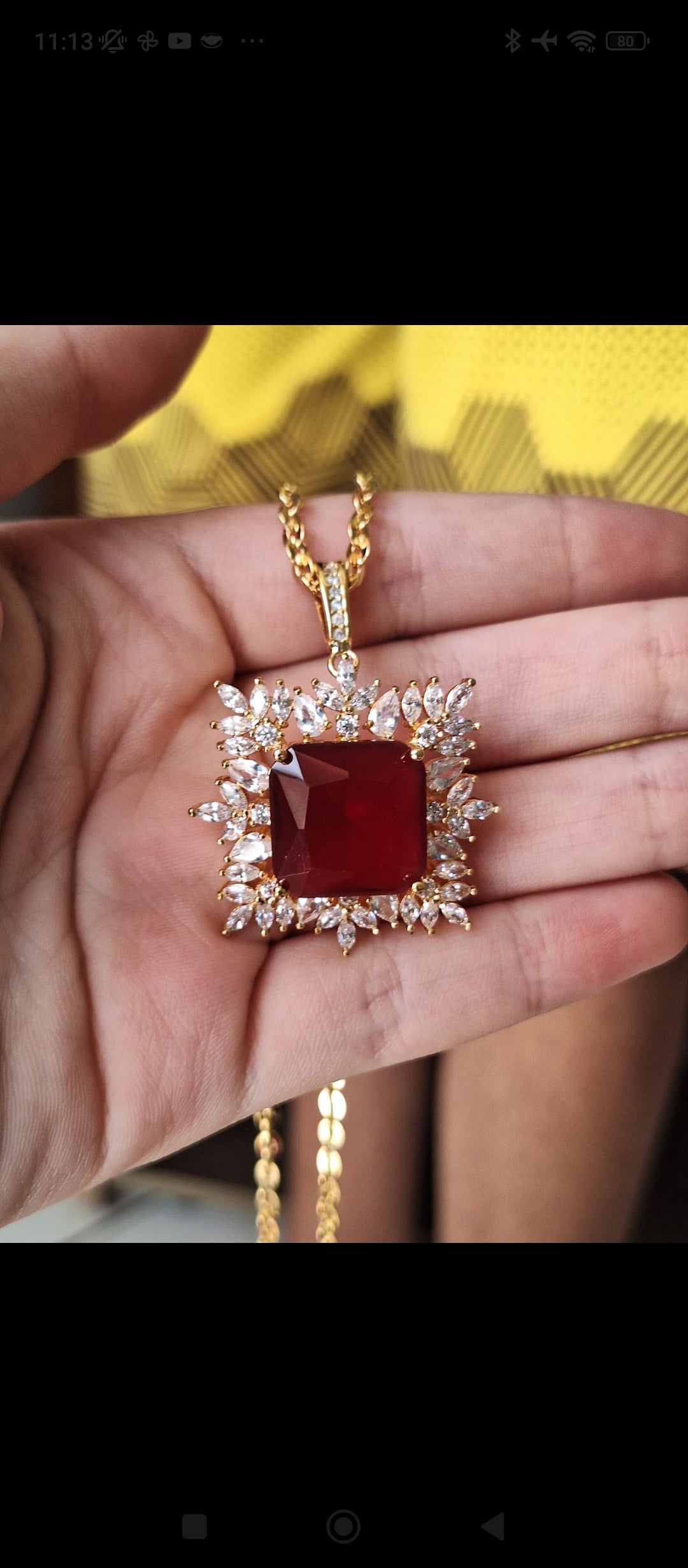 Colar de rubi quadrado com navetes de cristais, banhado a ouro 18k e com verniz antialérgico ✨.