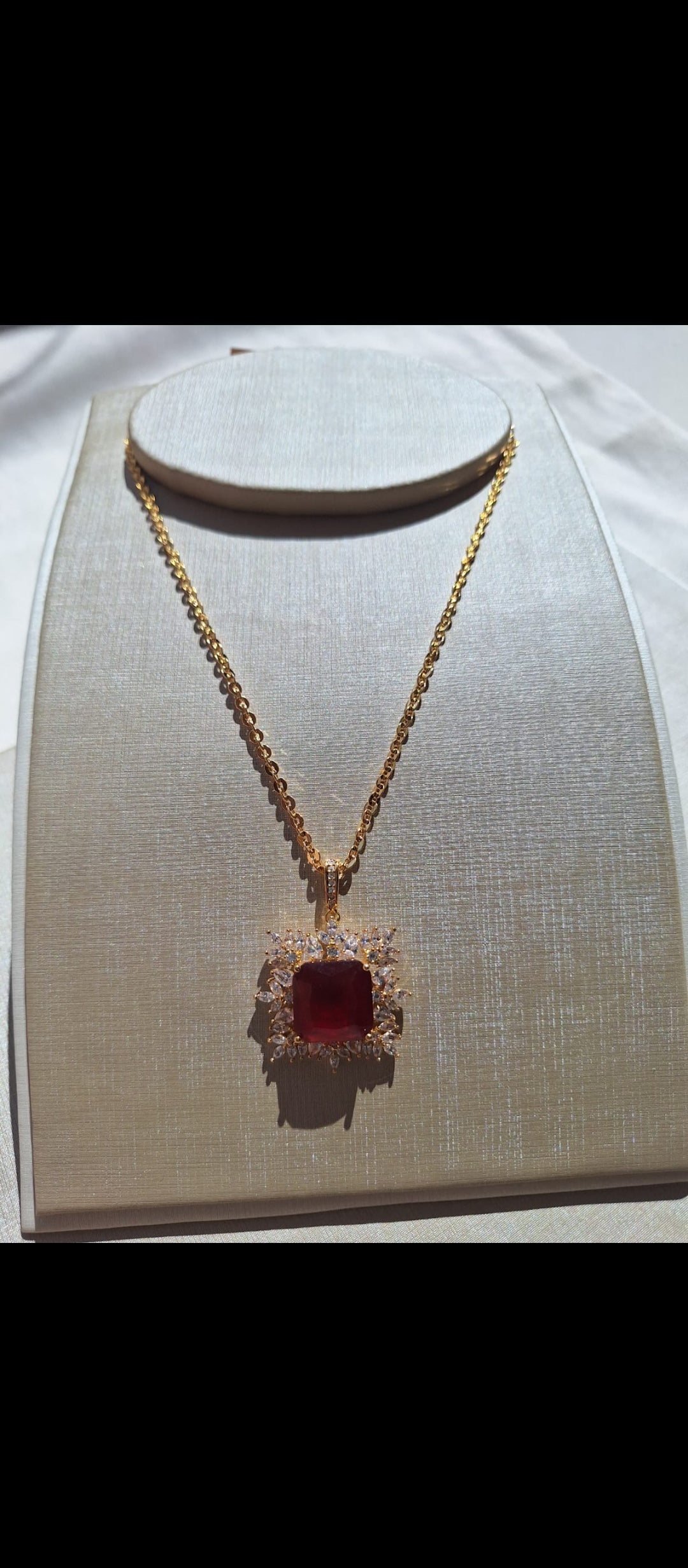 Colar de rubi quadrado com navetes de cristais, banhado a ouro 18k e com verniz antialérgico ✨.