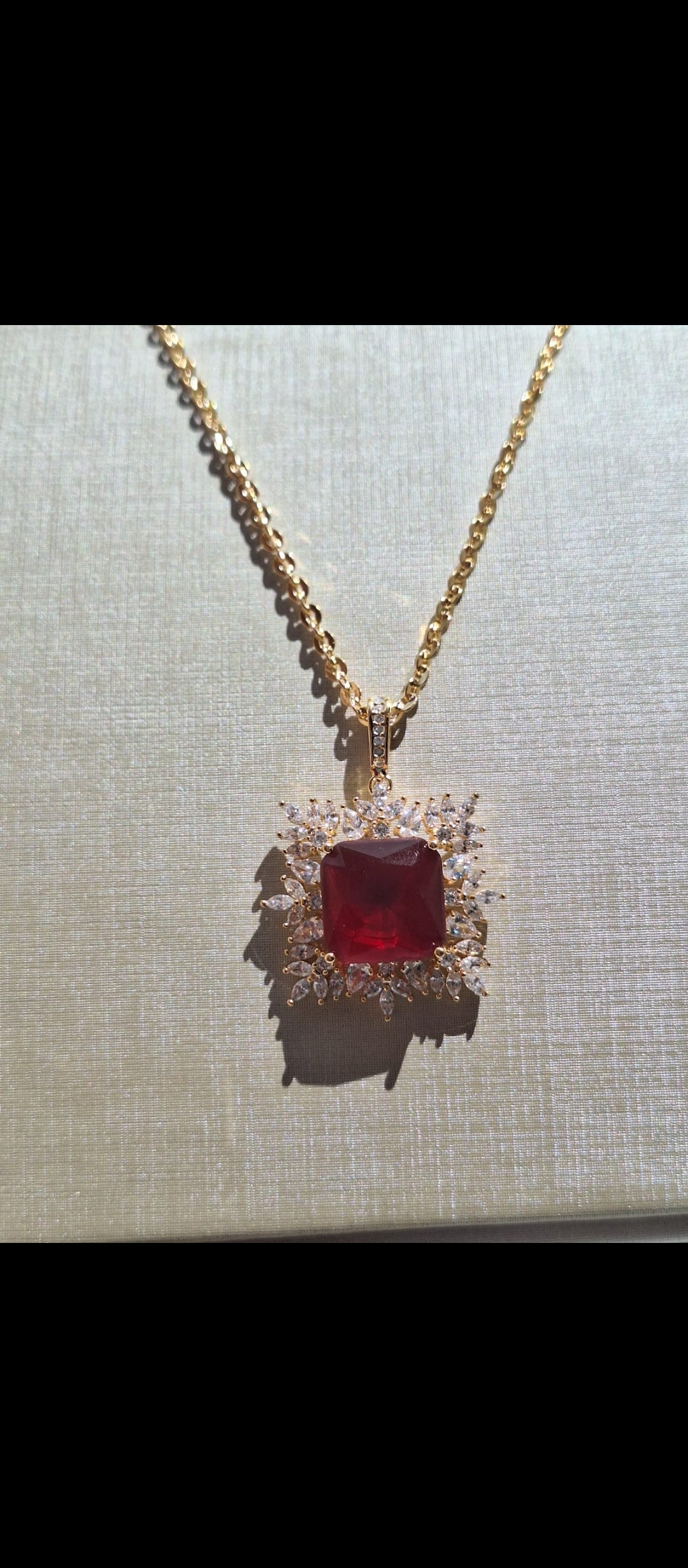 Colar de rubi quadrado com navetes de cristais, banhado a ouro 18k e com verniz antialérgico ✨.