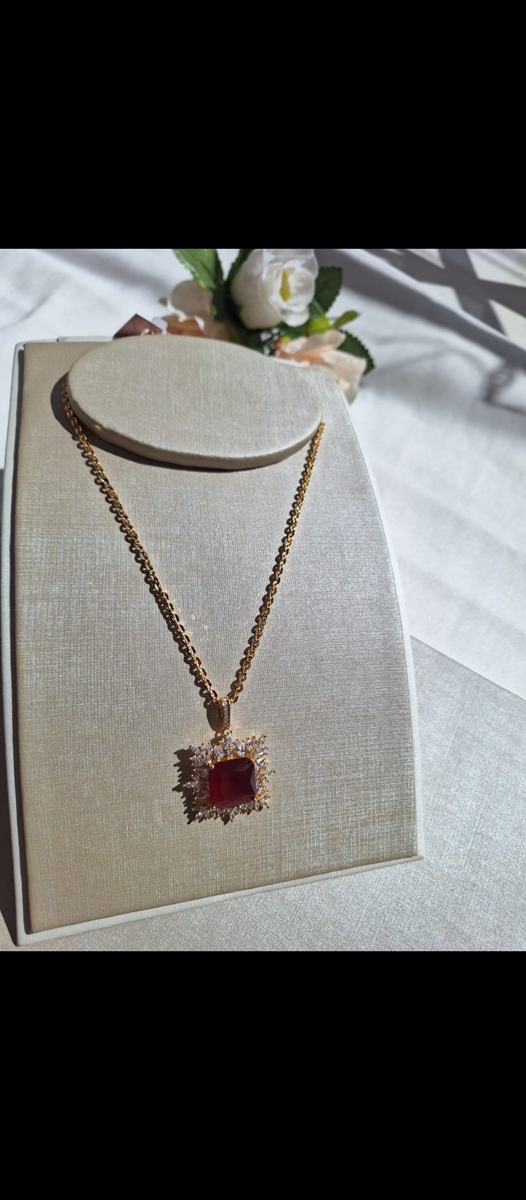 Colar de rubi quadrado com navetes de cristais, banhado a ouro 18k e com verniz antialérgico ✨.