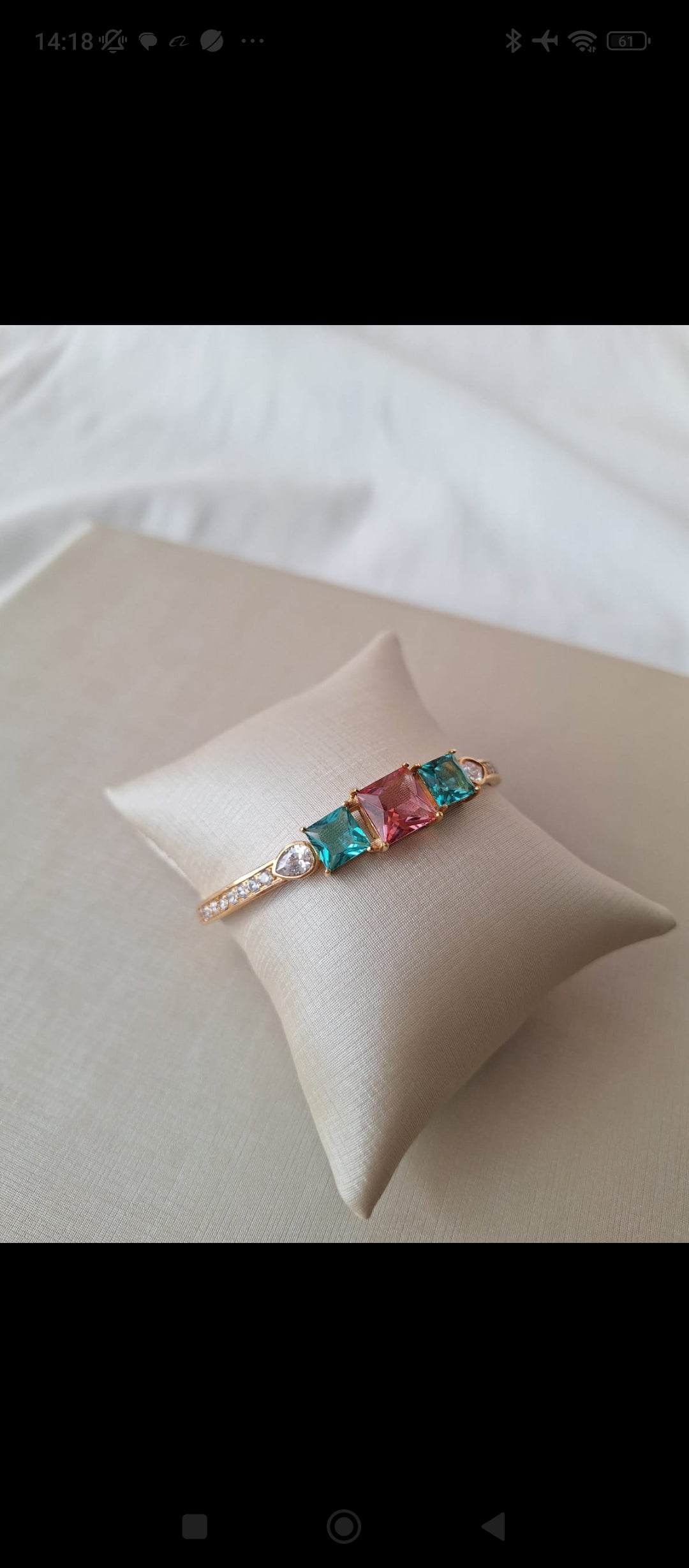 Bracelete com rubi e safiras, cravejado em zircônia, banhado a ouro 18k e com verniz antialérgico ❤️💙✨.