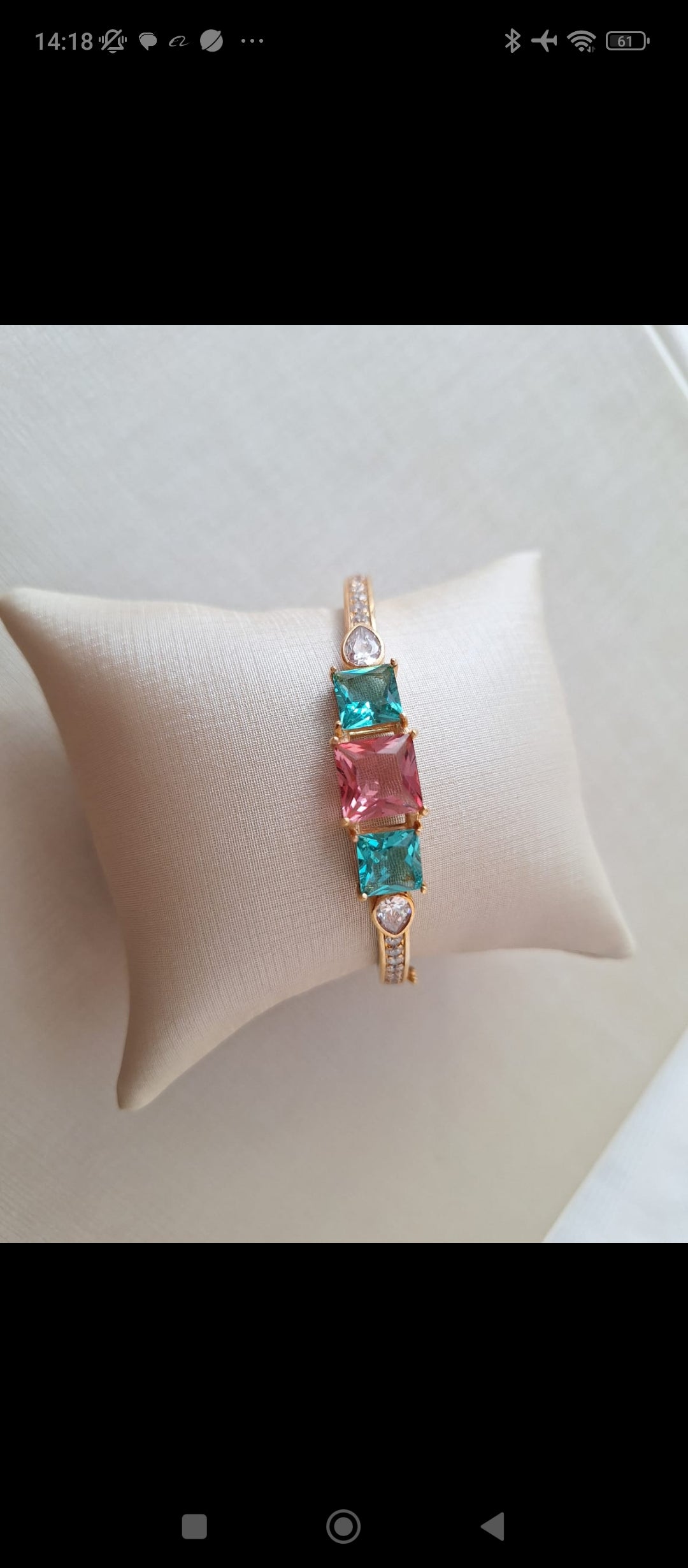 Bracelete com rubi e safiras, cravejado em zircônia, banhado a ouro 18k e com verniz antialérgico ❤️💙✨.