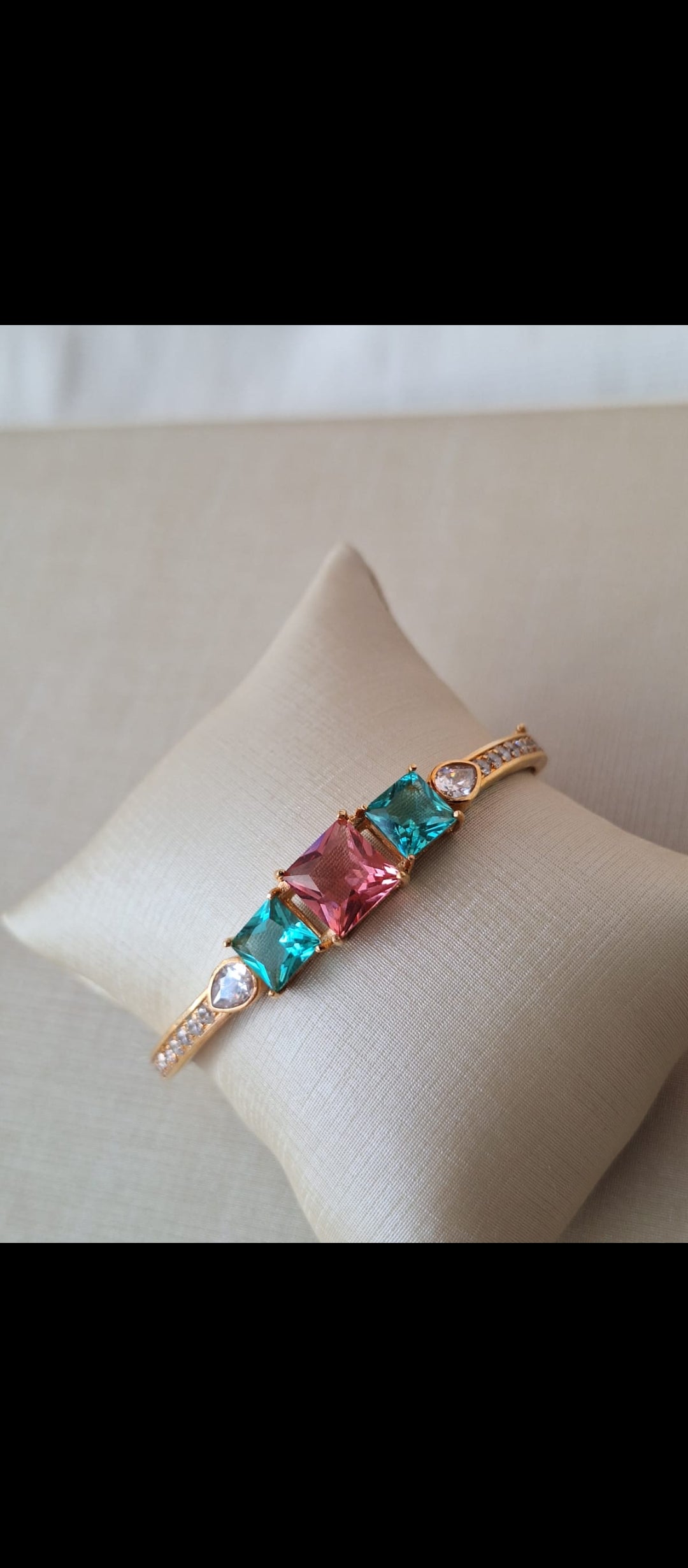 Bracelete com rubi e safiras, cravejado em zircônia, banhado a ouro 18k e com verniz antialérgico ❤️💙✨.