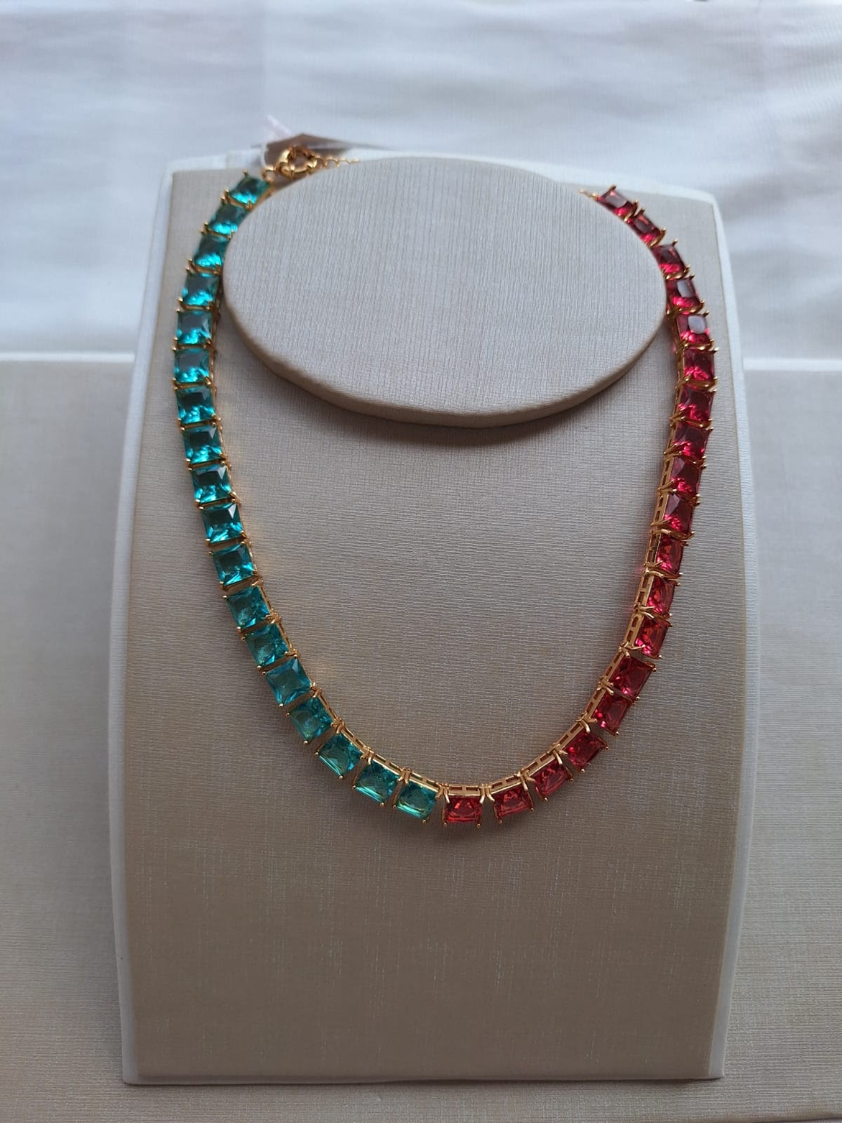 Choker cravejada em rubi e esmeralda, banhada a ouro 18k e com verniz antialérgico 💚✨.