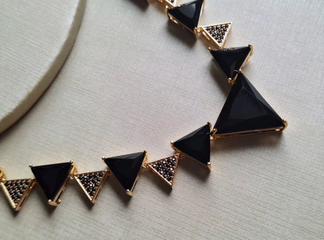 Colar triangulo preto