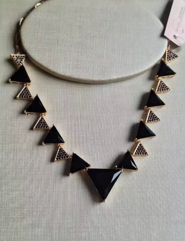 Colar triangulo preto