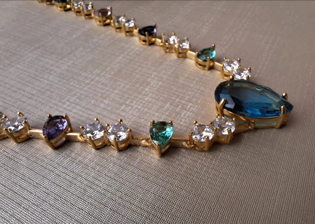 Colar pedras coloridas