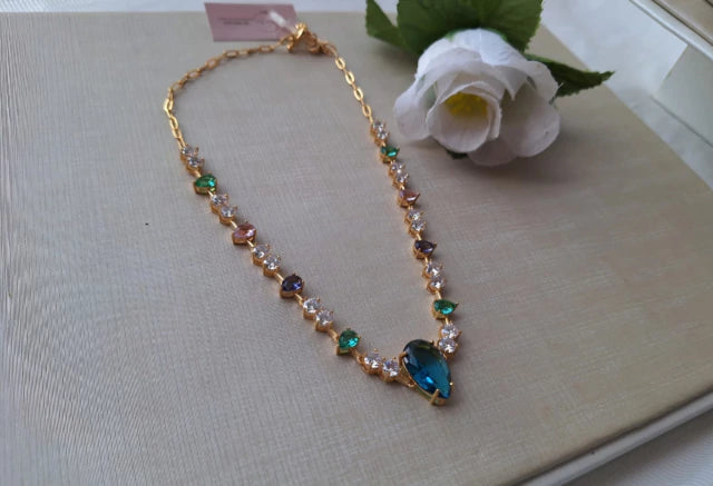 Colar pedras coloridas