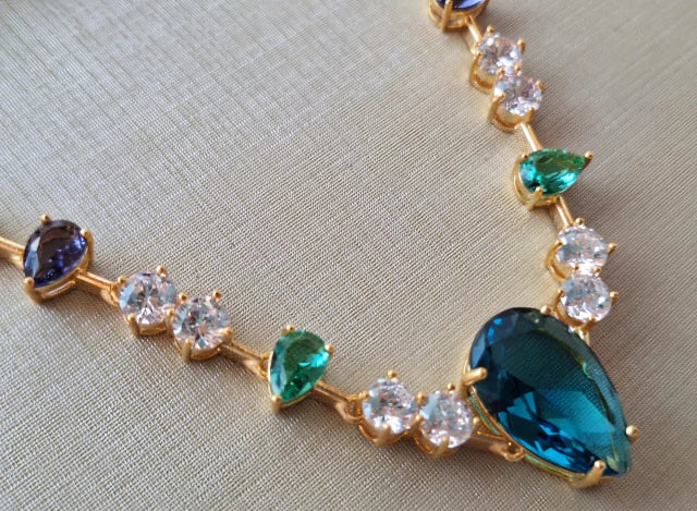 Colar pedras coloridas